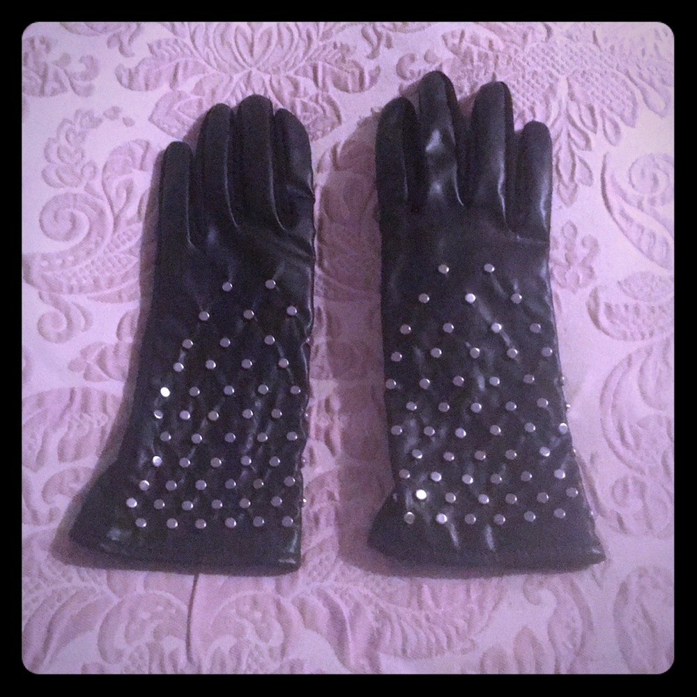 NWOT Black studded gloves